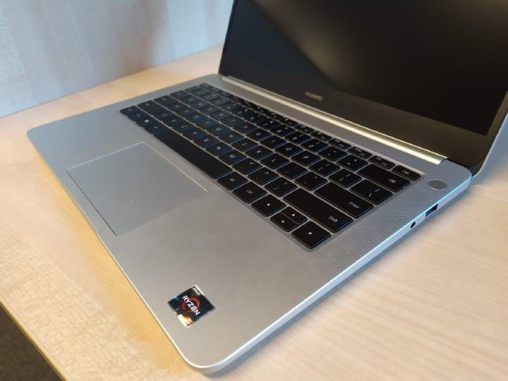 Laptop Huawei MateBook D14 dzięki Ryzenowi 5 2500U i karcie graficznej Vega 8 sprawuje się całkiem nieźle w mniej wymagających tytułach. - Odpaliłem Wiedźmina 3 na tanim PC ze zintegrowaną kartą AMD - dokument - 2019-08-09