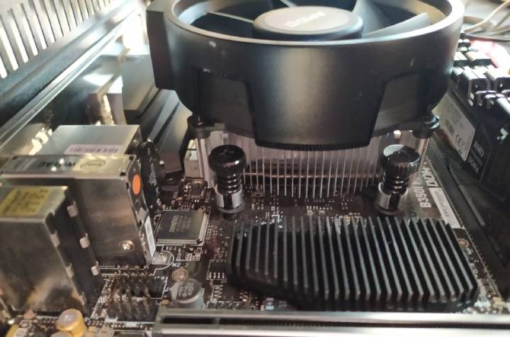 Dołączone do Ryzena 5 2400G chłodzenie w zupełności wystarcza nawet podczas grania w bardziej zaawansowane tytuły. - Odpaliłem Wiedźmina 3 na tanim PC ze zintegrowaną kartą AMD - dokument - 2019-08-09