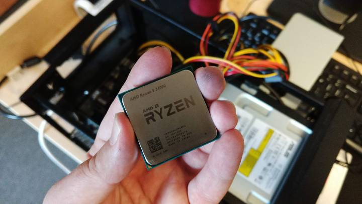Nasz nowy procesor niedługo przed pierwszym uruchomieniem. - Odpaliłem Wiedźmina 3 na tanim PC ze zintegrowaną kartą AMD - dokument - 2019-08-09