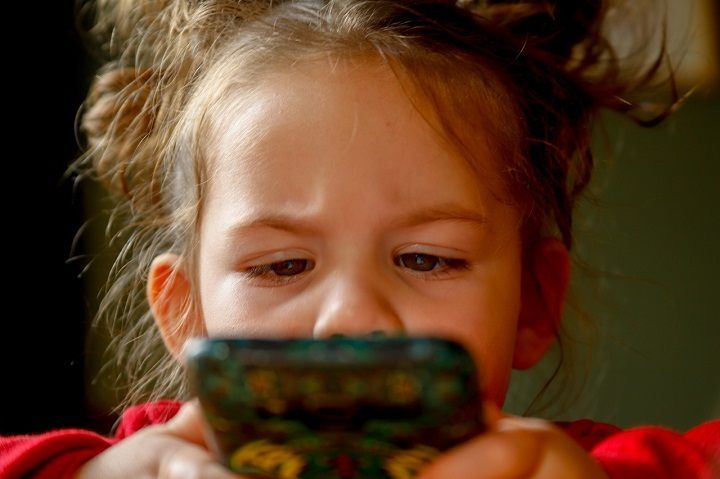Najbardziej szkodliwe dla oczu jest niebieskie światło, które wywołuje zmęczenie oczu. - 10 najlepszych telefonów dla dziecka. Ranking 2022 - dokument - 2022-04-11