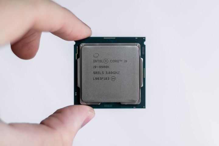 W 2019 roku Intel nie miał przygotowanej mocnej odpowiedzi na nowe Ryzeny, ale w 2020 i 2021 ponownie rzucił wyzwanie oferując świetnie wycenione produkty. Źródło: Unsplash - Ranking procesorów Intel Core i AMD Ryzen | Czerwiec 2022 - dokument - 2022-06-13