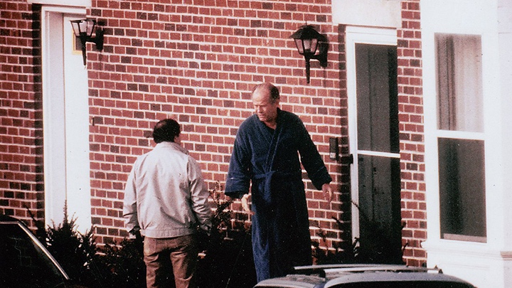 Whitey Bulger i jego „cyngiel” na autentycznym zdjęciu tajniaków FBI. Źródło: Wikipedia - 4 mafiosów, którzy mogliby być inspiracją dla twórców Mafii 4 - dokument - 2020-10-07