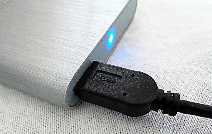 Dysk zewnętrzny jest bardzo prosty w użyciu. Wystarczy podłączyć go do portu USB. Czasami trzeba będzie jeszcze sformatować nośnik do odpowiedniego systemu plików. Źródło: josemiguels z Pixabay - Dysk zewnętrzny USB - jaki wybrać | TOP 10 na 2021 rok - dokument - 2021-08-11