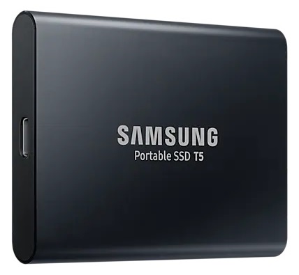 Niewielki i szybki nośnik SSD przyda się głównie osobom, które bardzo często przenoszą dużą ilość danych pomiędzy różnymi urządzeniami. Da się go także przypiąć za pomocą rzepa do obudowy laptopa i „na stałe” rozszerzyć wbudowaną przestrzeń na pliki. Źródło: Samsung
