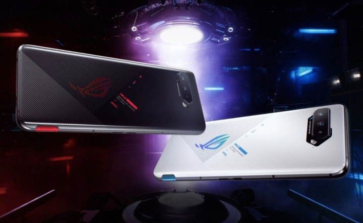 Jeśli interesuje Cię mobilne granie, znacznie lepiej sprawdzą się modele z dużym ekranem, jak np. Asus ROG Phone 5. Posiada wyświetlacz o częstotliwości odświeżania 144 Hz, procesor Snapdragon 888 oraz 12GB pamięci Ram. - Mały telefon - jaki smartfon do 5 cali warto kupić? - dokument - 2022-01-11