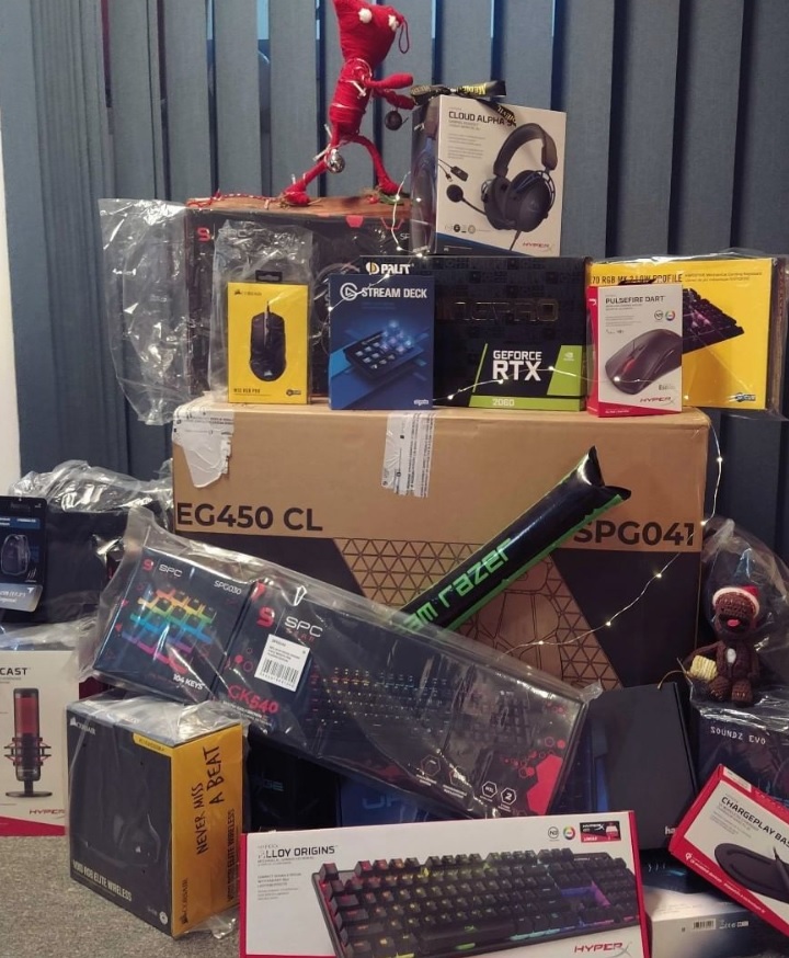 W tym roku postanowiliśmy wspomóc Mikołaja i rozdawać prezenty m.in. od uRage (Hama), SPC Gear, Corsair, HyperX, Palit czy Razer w ramach akcji CyberAdwent 2019. - Prezent na święta 2019 - sprzęt gamingowy - dokument - 2019-12-20