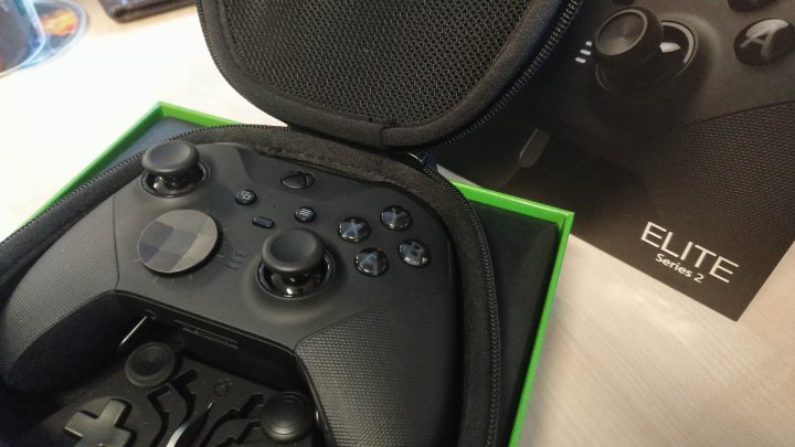 Doskonały kontroler dla wybrednych graczy z zasobnymi portfelami. - Prezent na święta 2019 - sprzęt gamingowy - dokument - 2019-12-20