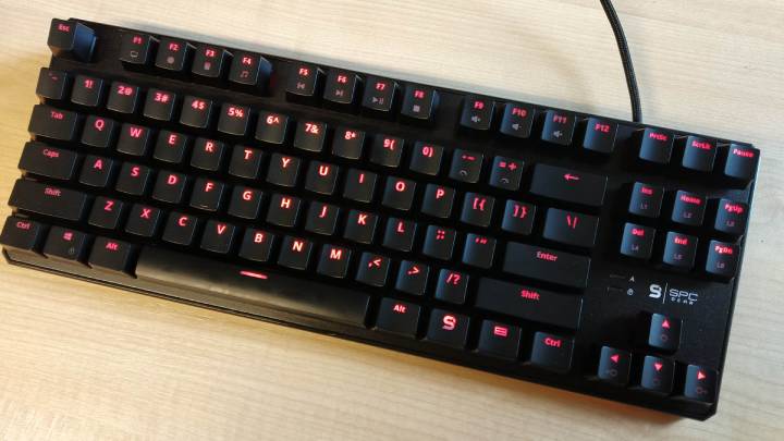 Modele bez bloku klawiszy numerycznych oferują taką samą funkcjonalność, a są zwykle zauważalnie tańsze. - Prezent na święta 2019 - sprzęt gamingowy - dokument - 2019-12-20