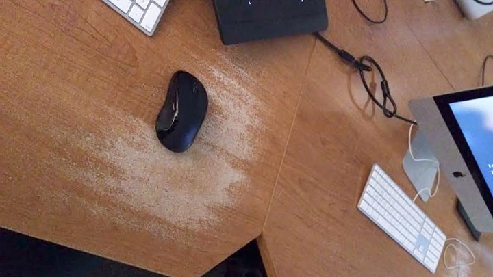 Powierzchnia biurka wytarta przez myszkę. Źródło: ZebraSlap - Dlaczego warto używać podkładki pod mysz - dokument - 2020-11-27
