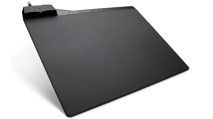 Tą podkładką można naładować smartfona. Źródło: Corsair - Dlaczego warto używać podkładki pod mysz - dokument - 2020-11-27