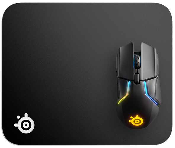 Steelseries zaleca przecierać podkładki z serii QcK wilgotną, ciemną szmatką. Producent zwraca uwagę na to, aby docisk nie był zbyt mocny. Taki sposób nie sprawdza się jednak przy bardzo zabrudzonych mousepadach.