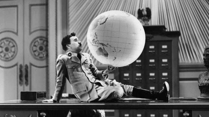 W kultowym filmie z 1940 roku pt. Dyktator Charles Chaplin wciela się w dyktatora z jednej i w prześladowanego żydowskiego fryzjera z drugiej strony. - 2017-10-28