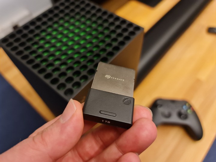 Nowa generacja konsol również nie będzie nas rozpieszczać jeśli chodzi o ilość miejsca na dysku. Dlatego Microsoft i Seagate przygotowały specjalne moduły rozszerzające pamięć Xbox Series X – w sam raz na gry z Game Passa. - 500 GB to za mało - przez te gry musimy kupić większy dysk - dokument - 2020-10-30