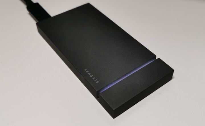 Skąd wiemy, że Seagate FireCuda nadaje się do gier (oprócz tego, że sprawdziliśmy)? Oczywiście po wielkim słowie „Gaming” na pudełku i możliwości zmiany koloru podświetlenia LED ;) - 500 GB to za mało - przez te gry musimy kupić większy dysk - dokument - 2020-10-30