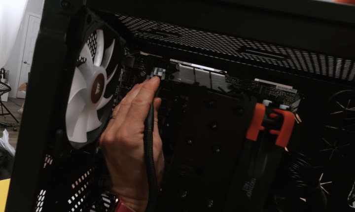 Na YouTubie znajdziecie składanie komputera z perspektywy pierwszej osoby, fot. Linus Tech Tips - O czym musisz pamiętać, składając swój pierwszy komputer - dokument - 2021-05-28