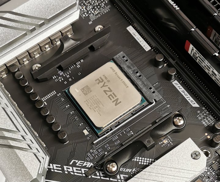 Montaż procesora w gnieździe to jeden z najbardziej emocjonujących momentów podczas składania komputera. - O czym musisz pamiętać, składając swój pierwszy komputer - dokument - 2021-05-28