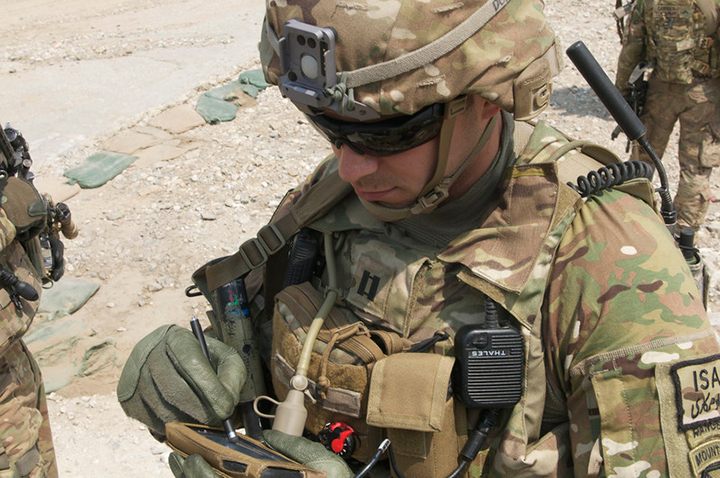 Armia lądowa USA wolno wprowadza futurystyczne technologie. Obecnie żołnierze spędzają dużo czasu, wpatrując się w swoje smartfony. - 2019-02-01
