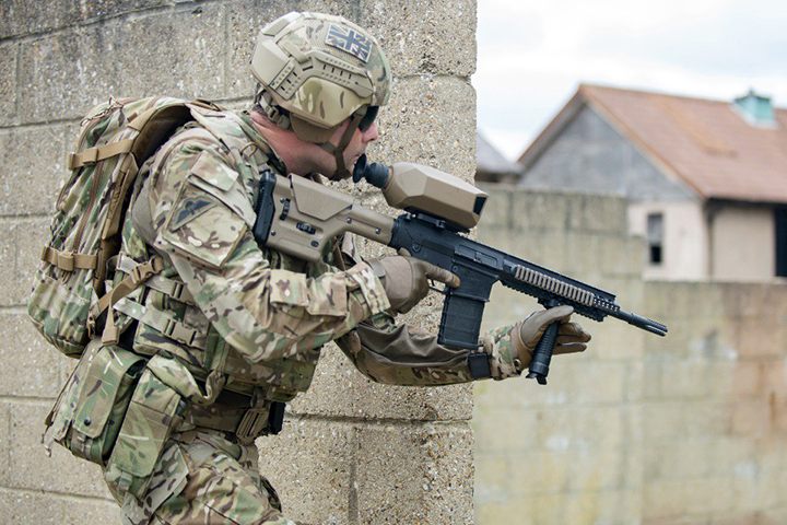 Brytyjski żołnierz najbliższej przyszłości. Nowoczesne hełmy wyposażone są w tak wiele sensorów oraz sprzętu wspomagającego wizję i komunikację, że często określa się je nazwą – „head unit”. - 2019-02-01