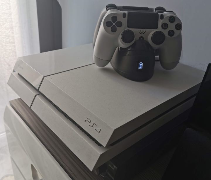 Chcąc obniżyć koszty nie zapominajmy o rynku wtórym, na którym możemy znaleźć chociażby starsze modele PS4. - Konsola do gier czy PC – która platforma jest dziś tańsza? - dokument - 2020-05-08