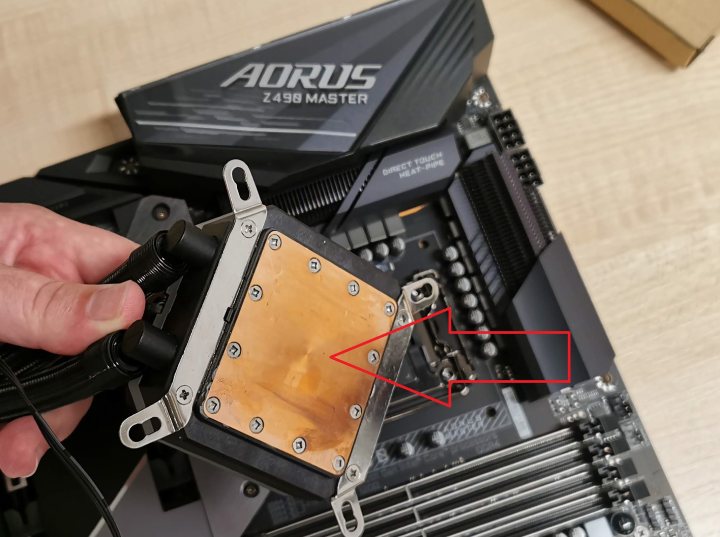 Nie zapominajmy odkleić folii ochronnej! - Jak prawidłowo zamontować płytę główną w komputerze - dokument - 2020-09-11