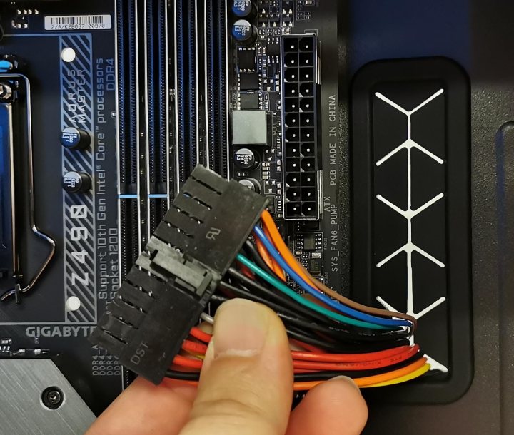 Jeśli zależy nam na porządku (a powinno!), większość kabli najlepiej puścić tyłem. - Jak prawidłowo zamontować płytę główną w komputerze - dokument - 2020-09-11