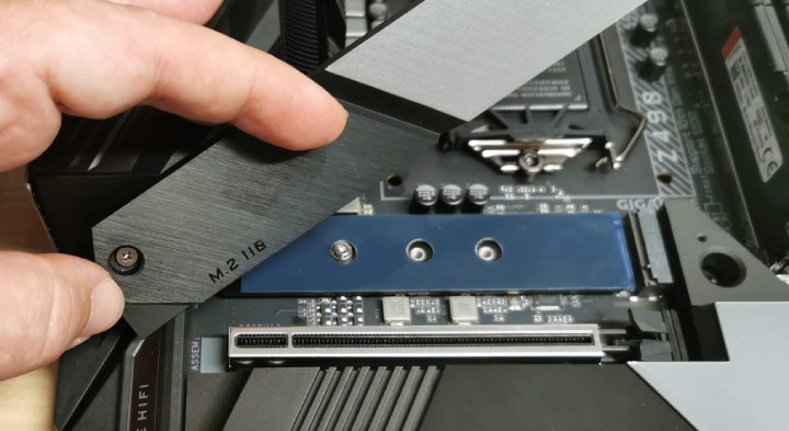 Niektóre płyty główne posiadają już radiatory do chłodzenia dysków SSD M.2. Montaż tych nośników jest bardzo prosty. - Jak prawidłowo zamontować płytę główną w komputerze - dokument - 2020-09-11