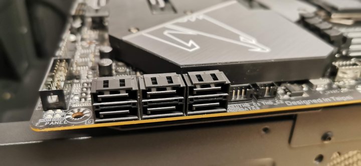 Dyski podłączane przez SATA nie mają takich osiągów jak te pod M.2, ale w grach JESZCZE nie robi to większej różnicy. - Jak prawidłowo zamontować płytę główną w komputerze - dokument - 2020-09-11