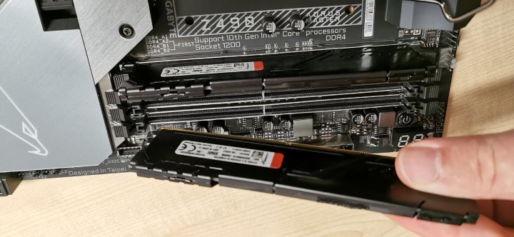 Nawet topowe modele dla graczy rzadko mają więcej niż 4 banki na pamięć RAM. Więcej po prostu nie potrzeba. - Jak prawidłowo zamontować płytę główną w komputerze - dokument - 2020-09-11