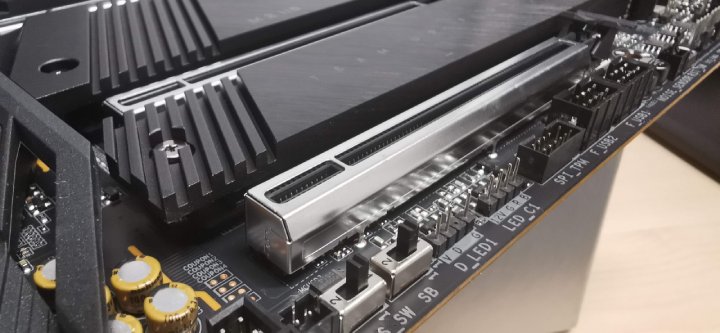 Wzmocnione szyny PCIe na płycie minimalizują ryzyko wyłamania się gniazda, ale jeśli nasza karta graficzna to wielkie i ciężkie „bydle”, warto przemyśleć zakup stosownej podpórki. - Jak prawidłowo zamontować płytę główną w komputerze - dokument - 2020-09-11