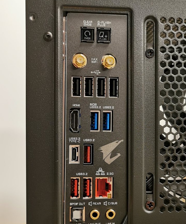 Po zamknięciu obudowy zabawa przenosi się na panel tylny komputera, tutaj podłączamy większość urządzeń peryferyjnych. - Jak prawidłowo zamontować płytę główną w komputerze - dokument - 2020-09-11