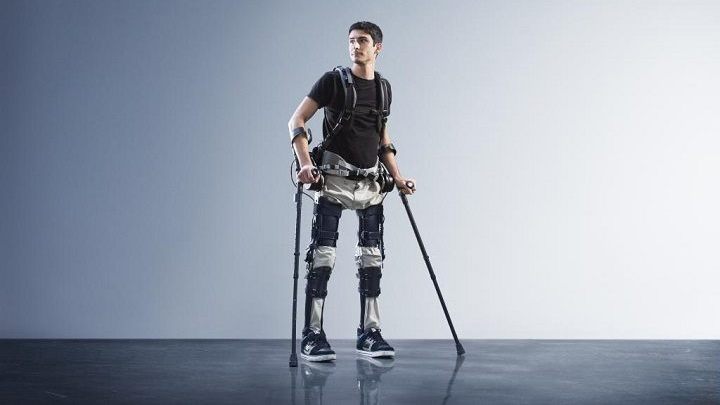 Egzoszkielet firmy suitX – jak widać, urządzenie nie jest jeszcze doskonałe, a chodzenie wciąż wymaga kul, ale efekt i tak jest imponujący - Czy możemy zostać superbohaterami? Nauka odpowiada - dokument - 2020-11-06