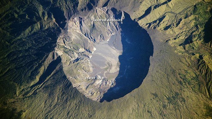 Widziana z kosmosu kaldera wulkanu Tambora. Jego erupcja w 1815 roku miała według teorii doprowadzić do globalnego ochłodzenia. Rok 1816 jest znany w historii jako „rok bez lata”. - 2019-03-08
