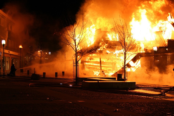 Przed ryzykiem wystąpienia pożaru spowodowanym przez korzystanie z „podejrzanych” ładowarek ostrzegają sami producenci smartfonów. Źródło: FREEIMAGES - Jak dbać o baterię w telefonie - dokument - 2020-07-24