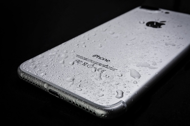 Telefony, nawet te wodoszczelne, najlepiej trzymać z dala od wody. Nie potrzeba wiele, aby utopić kilka tysięcy złotych. Źródło: Pixabay - Jak dbać o baterię w telefonie - dokument - 2020-07-24