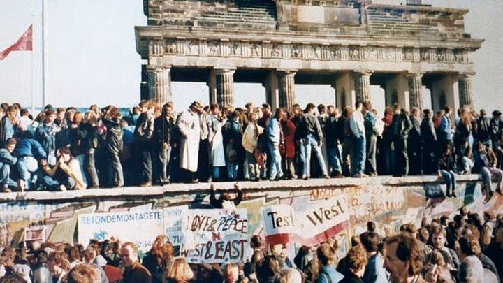 Upadek komunizmu przyniósł ogromne zmiany w całej Europie, a polskim graczom łatwiejszy dostęp do sprzętu i softu. - Wspomnienia z Dzikiego Zachodu polskich giełd komputerowych - dokument - 2020-02-29