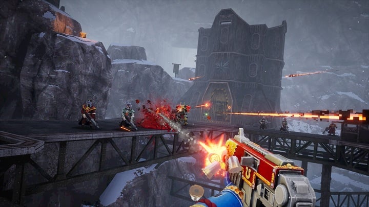 Warhammer 40,000: Boltgun. Źródło: Auroch Digital / Focus Entertainment. - Krwawa łaźnia w starym stylu, nazistowskie USA w krzywym zwierciadle i wyprawa do Zony. Game Pass i nie tylko na maj 2025 okiem Vergila - dokument - 2025-05-18