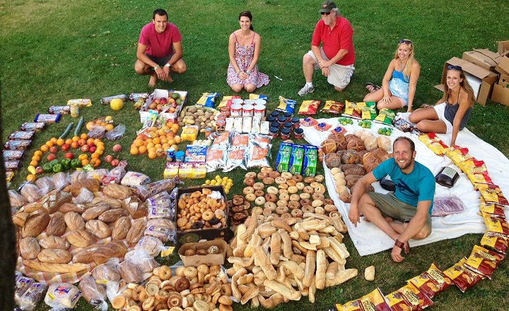 Tyle zdatnej do spożycia żywności udało się znaleźć amerykańskiemu aktywiście Robowi Greenfieldowi w koszach na przestrzeni zaledwie dwóch dni. / źródło zdjęcia: Food Waste Fiasco. - Laboratoryjne mięso zyskuje na popularności - ale świata raczej nie zbawi - dokument - 2022-01-17