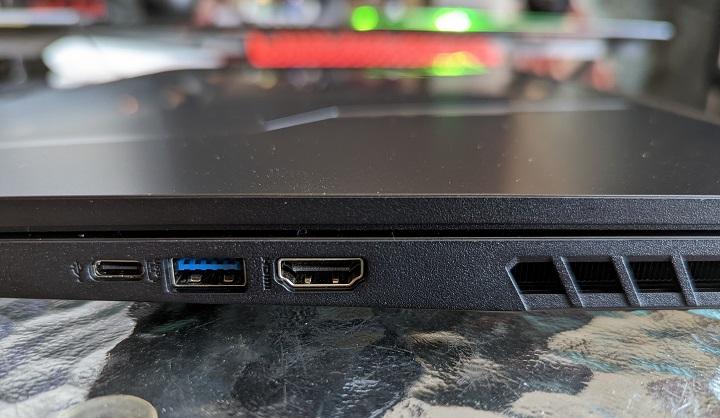 Za pomocą złącza HDMI Acera Nitro 5 da się łatwo podłączyć do telewizora i grać na większym ekranie. Źródło: własne - Jak rozwinęły się laptopy gamingowe przez ostatnie 10 lat? - dokument - 2022-08-01