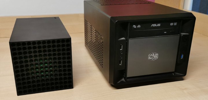 Mimo zastosowania mocnych i nowoczesnych podzespołów, Xbox jest znacznie mniejszy od komputerów nadających się do grania. - Recenzja Xbox Series X - Microsoft odrobił lekcje - dokument - 2022-03-28