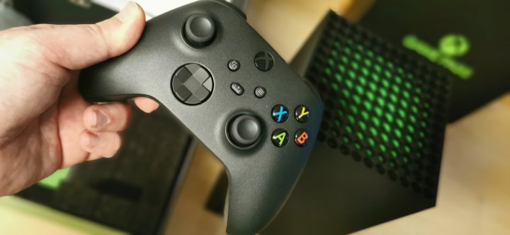 „Nowy” kontroler wygląda bardzo znajomo, bo tak naprawdę wiele się nie zmieniło. - Recenzja Xbox Series X - Microsoft odrobił lekcje - dokument - 2022-03-28