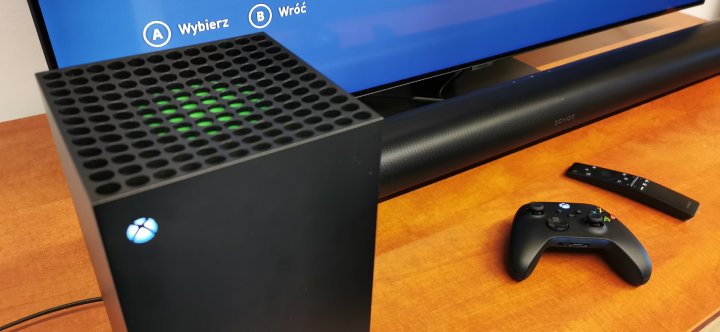 Tymi otworami przedostaje się ciepłe powietrze, ale nie można mówić, że konsola się grzeje. - Recenzja Xbox Series X - Microsoft odrobił lekcje - dokument - 2022-03-28