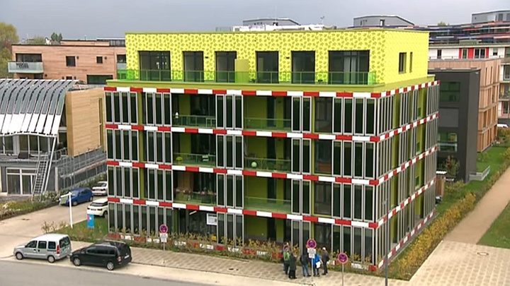 Budynek BIQ „zasilany” glonami. Źródło: Youtube / CNBC - 5 sposobów na produkcję energii, które mogą być naszą przyszłością - dokument - 2022-01-31