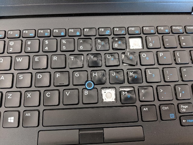 Tak może wyglądać wasz laptop po spotkaniu z suszarką - tej metody suszenia nie polecamy. Źródło: reddit.com - Zalanie laptopa - co zrobić, by uratować nasz sprzęt - dokument - 2022-08-29