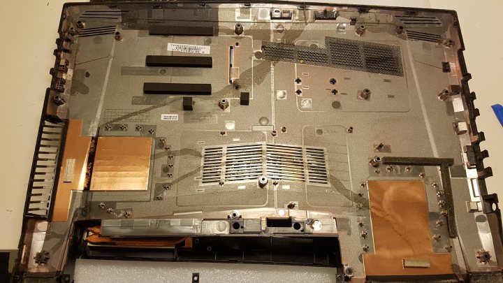 Serwisanci często woleliby nawet nie wiedzieć, czym dokładnie zalany został sprzęt, jednak czasem ta wiedza jest niezbędna... - Zalanie laptopa - co zrobić, by uratować nasz sprzęt - dokument - 2022-08-29