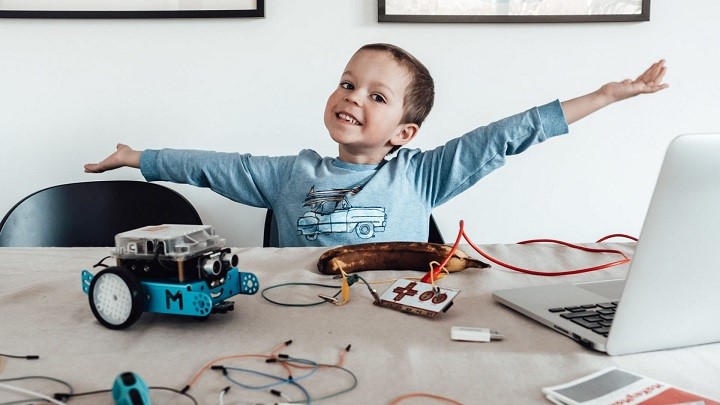 Granie w gry i oglądanie dużej ilości programów telewizyjnych nie uczyni z naszego dziecka małego geniusza, jednak możemy się do tego przyczynić jeśli odpowiednio pokierujemy zainteresowaniami naszej latorośli. - Czy smartfony zamienią przyszłe pokolenia w zombie? - dokument - 2019-08-26