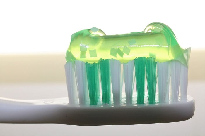To nie żart, mikroplastik jest obecny nawet w paście do zębów, czyli czymś, co ma bezpośredni kontakt z wnętrzem jamy ustnej. Jeszcze rok temu ponad połowa produktów wykorzystywanych do dbania o uzębienie zawierała drobiny tworzyw sztucznych w swoim składzie. - Czemu mikroplastik to także Twój problem - dokument - 2021-12-27