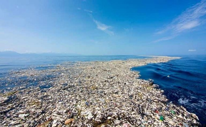 Cząsteczki tworzyw sztucznych da się znaleźć dosłownie wszędzie, ale najwięcej jest ich w wodzie. Szacuje się, że Wielka Pacyficzna Plama Śmieci składa się w 30% właśnie z tego materiału. Źródło: The Ocean Cleanup - Czemu mikroplastik to także Twój problem - dokument - 2021-12-27