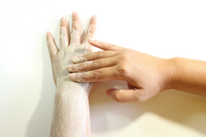 W sklepach da się znaleźć peeling do twarzy lub ciała bez mikroplastiku w składzie. Można je zrobić także samodzielnie. To bardzo proste i szybkie. Do tego celu można użyć np. fusów z kawy. - Czemu mikroplastik to także Twój problem - dokument - 2021-12-27