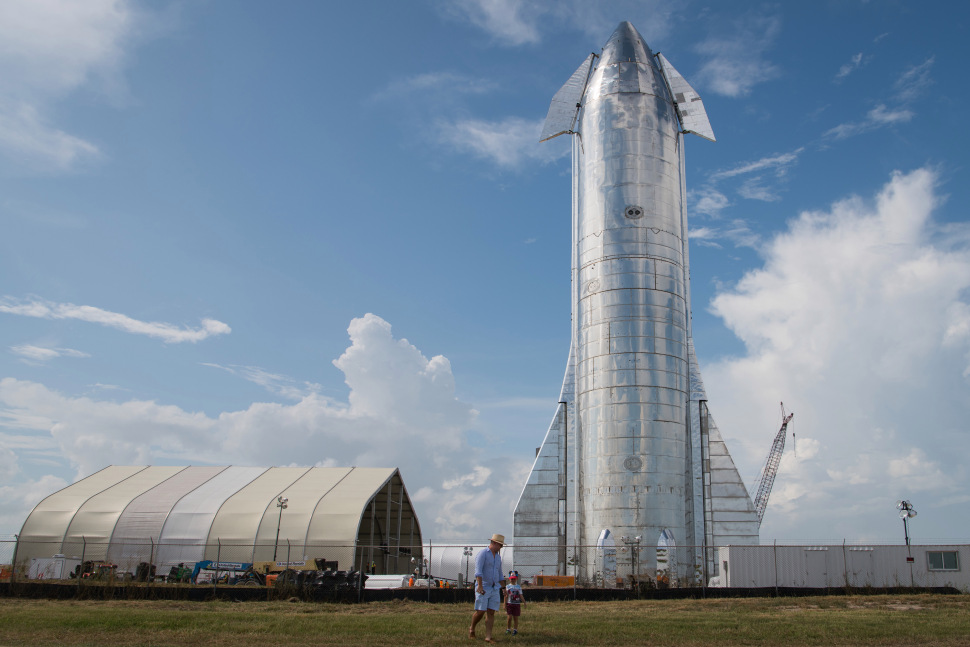  Latający silos? Nie, to fotografia z prezentacji statku Starship Mk1, która miała miejsce 28 września 2019 roku w Teksasie. Źródło: observer.com