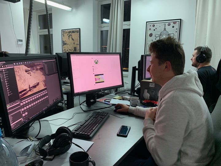 Mariusz Antkiewicz (gameplay designer), w tle Michał Gałek. - Pierwsze starcie z Lemem. Polacy tworzą grę science-fiction - dokument - 2019-12-09